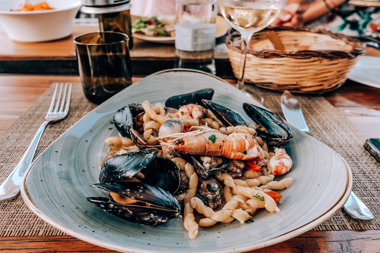 about-us-02 Appetizing seafood pasta with mussels and prawns, perfect for a romantic dinner.